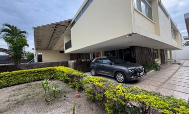 En venta casa de 5 dormitorios en BARRIO CENTENARIO.
