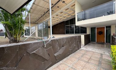 En venta casa de 5 dormitorios en BARRIO CENTENARIO.