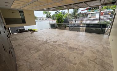 En venta casa de 5 dormitorios en BARRIO CENTENARIO.