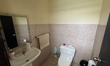 En venta casa de 5 dormitorios en BARRIO CENTENARIO.
