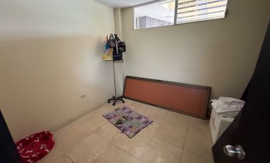 En venta casa de 5 dormitorios en BARRIO CENTENARIO.