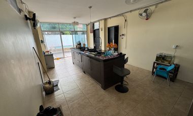 En venta casa de 5 dormitorios en BARRIO CENTENARIO.