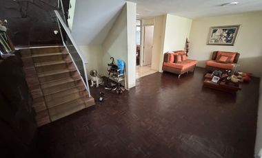 En venta casa de 5 dormitorios en BARRIO CENTENARIO.
