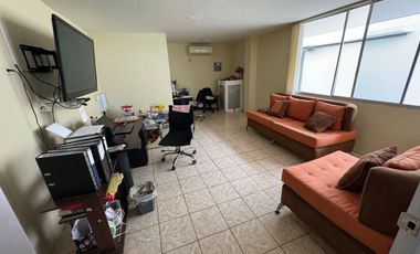 En venta casa de 5 dormitorios en BARRIO CENTENARIO.