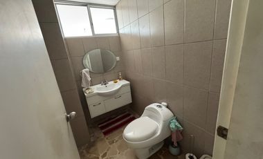 En venta casa de 5 dormitorios en BARRIO CENTENARIO.