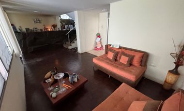 En venta casa de 5 dormitorios en BARRIO CENTENARIO.
