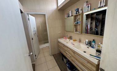 En venta casa de 5 dormitorios en BARRIO CENTENARIO.