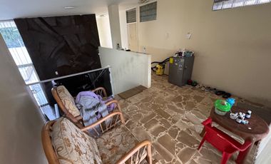 En venta casa de 5 dormitorios en BARRIO CENTENARIO.