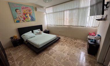 En venta casa de 5 dormitorios en BARRIO CENTENARIO.