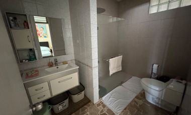 En venta casa de 5 dormitorios en BARRIO CENTENARIO.