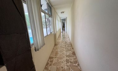 En venta casa de 5 dormitorios en BARRIO CENTENARIO.