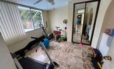 En venta casa de 5 dormitorios en BARRIO CENTENARIO.