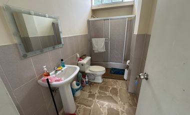 En venta casa de 5 dormitorios en BARRIO CENTENARIO.