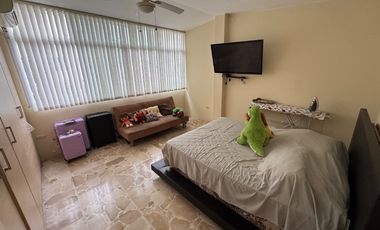 En venta casa de 5 dormitorios en BARRIO CENTENARIO.