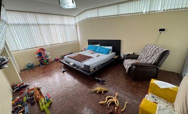 En venta casa de 5 dormitorios en BARRIO CENTENARIO.