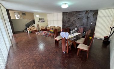 En venta casa de 5 dormitorios en BARRIO CENTENARIO.