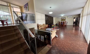 En venta casa de 5 dormitorios en BARRIO CENTENARIO.
