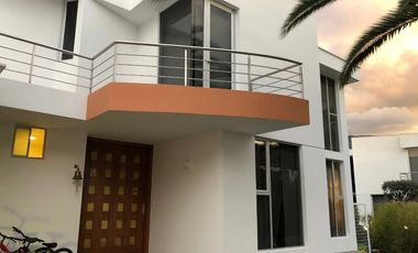 Casa de Venta, Sector Ventura Mall, muy cerca de vias principales