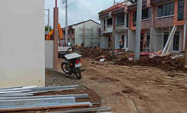 FOR SALE HOUSE AND LOT TOWNHOUSE TYPE IN DECA HOMES TACUNAN MINTAL