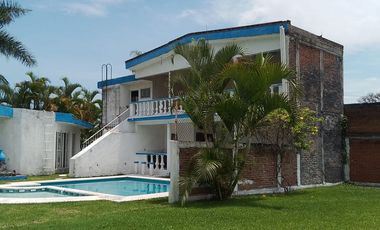 CASA EN VENTA, CON ALBERCA, AMPLIO JARDIN, FRACCIONAMIENTO LA PALMA, JIUTEPEC, MORELOS