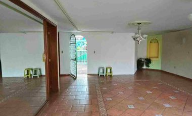 Renta Comercial o mixta sobre avenida 100% Comercial cuenta con local comercial y una casa muy grande con Patio Tracero, ideal para negocio o habitable sobre  Av. Ventura Puente y el Rio en Morelia a 5 minutos del centro Histórico