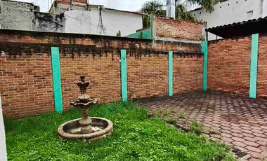 Renta Comercial o mixta sobre avenida 100% Comercial cuenta con local comercial y una casa muy grande con Patio Tracero, ideal para negocio o habitable sobre  Av. Ventura Puente y el Rio en Morelia a 5 minutos del centro Histórico