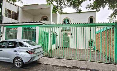 Renta Comercial o mixta sobre avenida 100% Comercial cuenta con local comercial y una casa muy grande con Patio Tracero, ideal para negocio o habitable sobre  Av. Ventura Puente y el Rio en Morelia a 5 minutos del centro Histórico