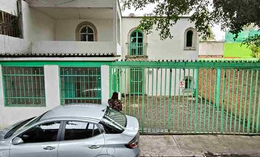 Renta Comercial o mixta sobre avenida 100% Comercial cuenta con local comercial y una casa muy grande con Patio Tracero, ideal para negocio o habitable sobre  Av. Ventura Puente y el Rio en Morelia a 5 minutos del centro Histórico