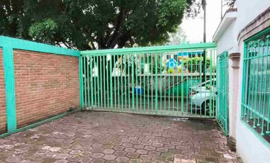 Renta Comercial o mixta sobre avenida 100% Comercial cuenta con local comercial y una casa muy grande con Patio Tracero, ideal para negocio o habitable sobre  Av. Ventura Puente y el Rio en Morelia a 5 minutos del centro Histórico