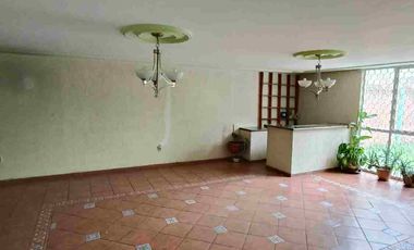 Renta Comercial o mixta sobre avenida 100% Comercial cuenta con local comercial y una casa muy grande con Patio Tracero, ideal para negocio o habitable sobre  Av. Ventura Puente y el Rio en Morelia a 5 minutos del centro Histórico