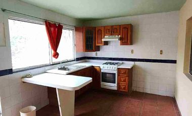 Renta Comercial o mixta sobre avenida 100% Comercial cuenta con local comercial y una casa muy grande con Patio Tracero, ideal para negocio o habitable sobre  Av. Ventura Puente y el Rio en Morelia a 5 minutos del centro Histórico