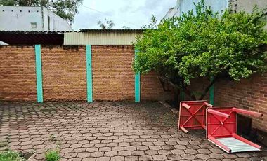 Renta Comercial o mixta sobre avenida 100% Comercial cuenta con local comercial y una casa muy grande con Patio Tracero, ideal para negocio o habitable sobre  Av. Ventura Puente y el Rio en Morelia a 5 minutos del centro Histórico