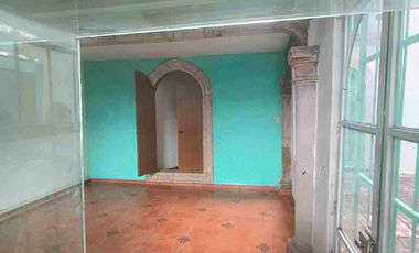 Renta Comercial o mixta sobre avenida 100% Comercial cuenta con local comercial y una casa muy grande con Patio Tracero, ideal para negocio o habitable sobre  Av. Ventura Puente y el Rio en Morelia a 5 minutos del centro Histórico