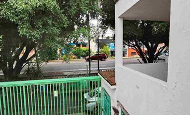 Renta Comercial o mixta sobre avenida 100% Comercial cuenta con local comercial y una casa muy grande con Patio Tracero, ideal para negocio o habitable sobre  Av. Ventura Puente y el Rio en Morelia a 5 minutos del centro Histórico