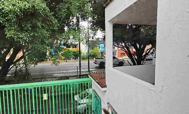 Renta Comercial o mixta sobre avenida 100% Comercial cuenta con local comercial y una casa muy grande con Patio Tracero, ideal para negocio o habitable sobre  Av. Ventura Puente y el Rio en Morelia a 5 minutos del centro Histórico
