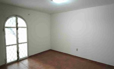 Renta Comercial o mixta sobre avenida 100% Comercial cuenta con local comercial y una casa muy grande con Patio Tracero, ideal para negocio o habitable sobre  Av. Ventura Puente y el Rio en Morelia a 5 minutos del centro Histórico