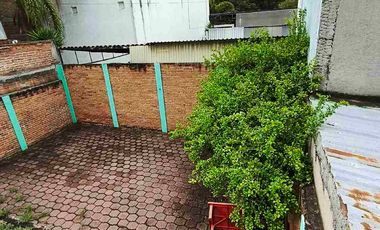 Renta Comercial o mixta sobre avenida 100% Comercial cuenta con local comercial y una casa muy grande con Patio Tracero, ideal para negocio o habitable sobre  Av. Ventura Puente y el Rio en Morelia a 5 minutos del centro Histórico