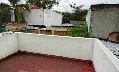 Renta Comercial o mixta sobre avenida 100% Comercial cuenta con local comercial y una casa muy grande con Patio Tracero, ideal para negocio o habitable sobre  Av. Ventura Puente y el Rio en Morelia a 5 minutos del centro Histórico