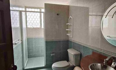 Renta Comercial o mixta sobre avenida 100% Comercial cuenta con local comercial y una casa muy grande con Patio Tracero, ideal para negocio o habitable sobre  Av. Ventura Puente y el Rio en Morelia a 5 minutos del centro Histórico