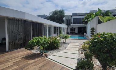 En venta lujosa casa con vista al lago – Urbanizacion La Laguna, via a Samborondon