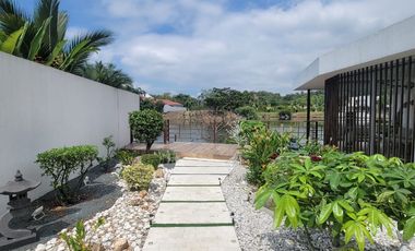 En venta lujosa casa con vista al lago – Urbanizacion La Laguna, via a Samborondon