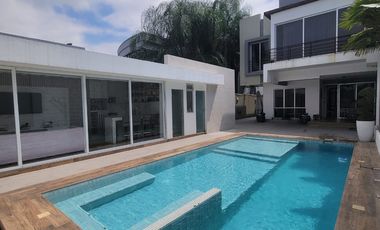 En venta lujosa casa con vista al lago – Urbanizacion La Laguna, via a Samborondon