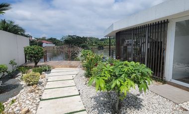 En venta lujosa casa con vista al lago – Urbanizacion La Laguna, via a Samborondon
