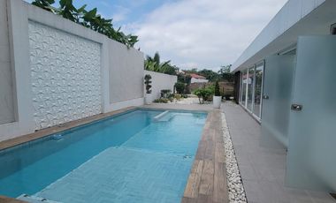 En venta lujosa casa con vista al lago – Urbanizacion La Laguna, via a Samborondon