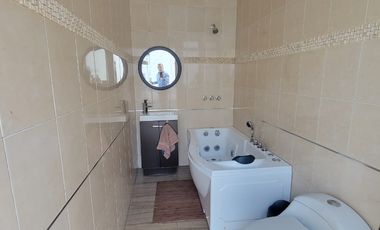 En venta lujosa casa con vista al lago – Urbanizacion La Laguna, via a Samborondon