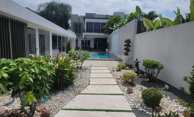En venta lujosa casa con vista al lago – Urbanizacion La Laguna, via a Samborondon