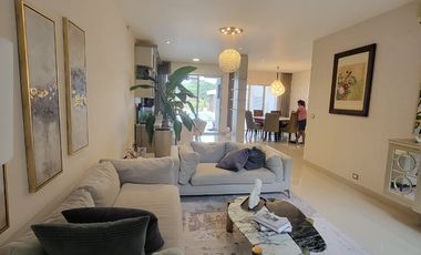 En venta lujosa casa con vista al lago – Urbanizacion La Laguna, via a Samborondon