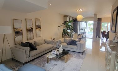 En venta lujosa casa con vista al lago – Urbanizacion La Laguna, via a Samborondon