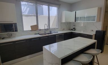 En venta lujosa casa con vista al lago – Urbanizacion La Laguna, via a Samborondon