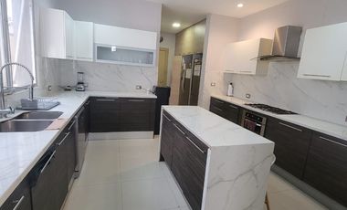 En venta lujosa casa con vista al lago – Urbanizacion La Laguna, via a Samborondon